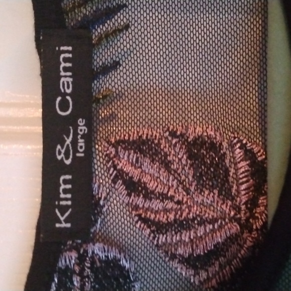 Kim and Cami size Large embroidered top - Picture 2 of 5